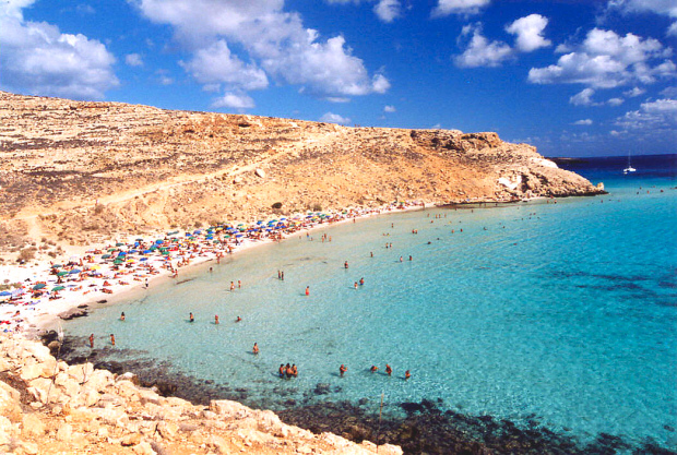 Le immagini della Spiaggia dei Conigli e dell'Isola dei Conigli a Lampedusa