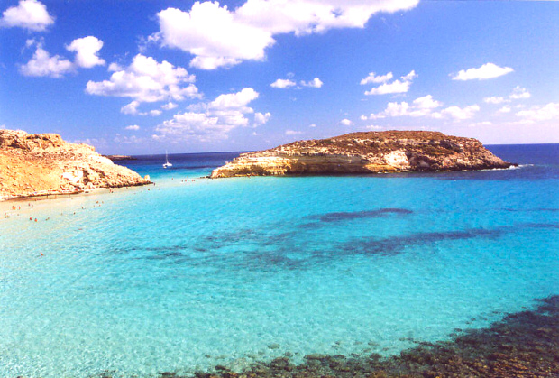 Le immagini della Spiaggia dei Conigli e dell'Isola dei Conigli a Lampedusa