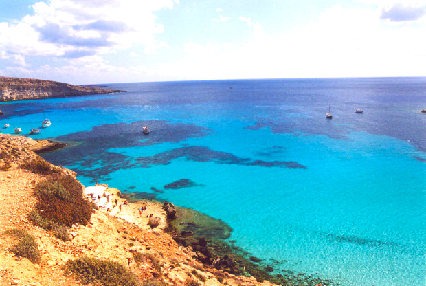 Le immagini della Spiaggia dei Conigli e dell'Isola dei Conigli a Lampedusa