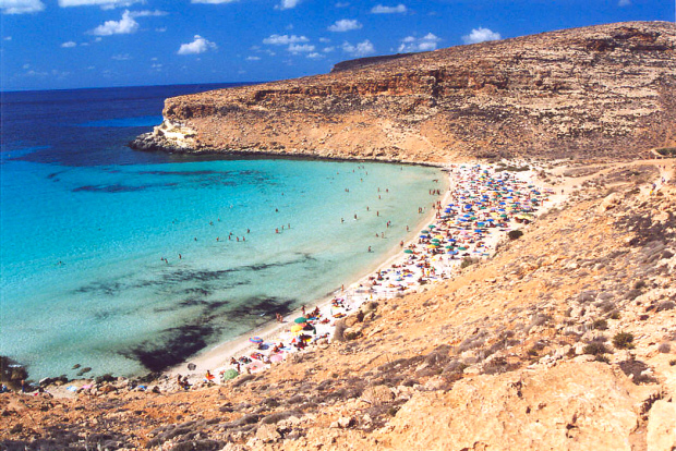 Le immagini della Spiaggia dei Conigli e dell'Isola dei Conigli a Lampedusa